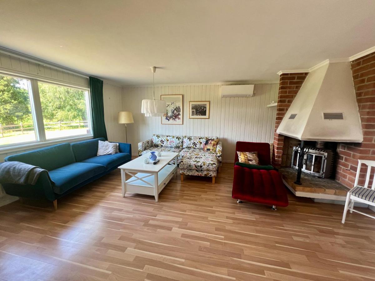 Idylliskt Hus Med Sjoeutsikt. Villa Osthammar Luaran gambar