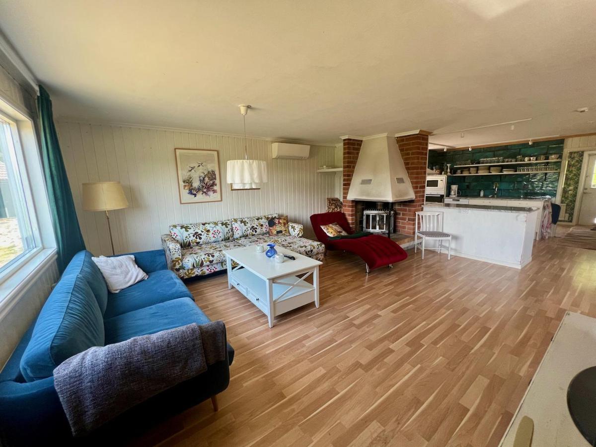 Idylliskt Hus Med Sjoeutsikt. Villa Osthammar Luaran gambar