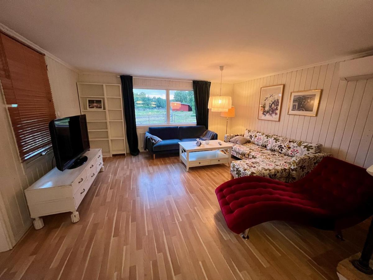 Idylliskt Hus Med Sjoeutsikt. Villa Osthammar Luaran gambar