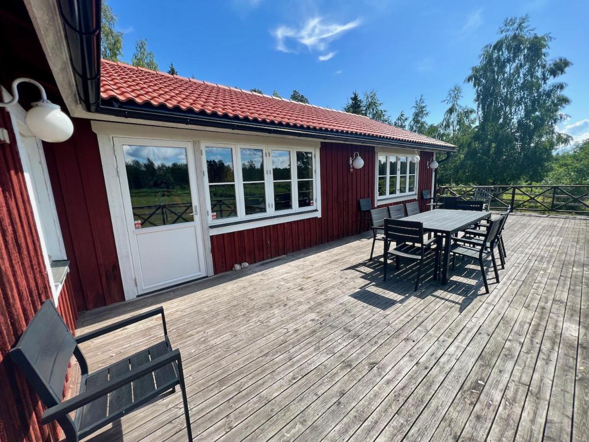 Idylliskt Hus Med Sjoeutsikt. Villa Osthammar Luaran gambar