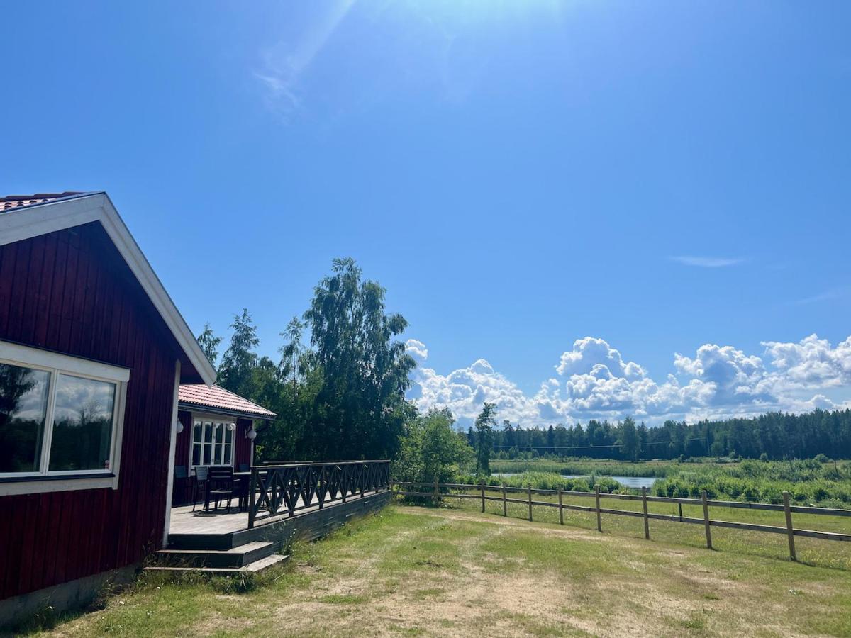 Idylliskt Hus Med Sjoeutsikt. Villa Osthammar Luaran gambar