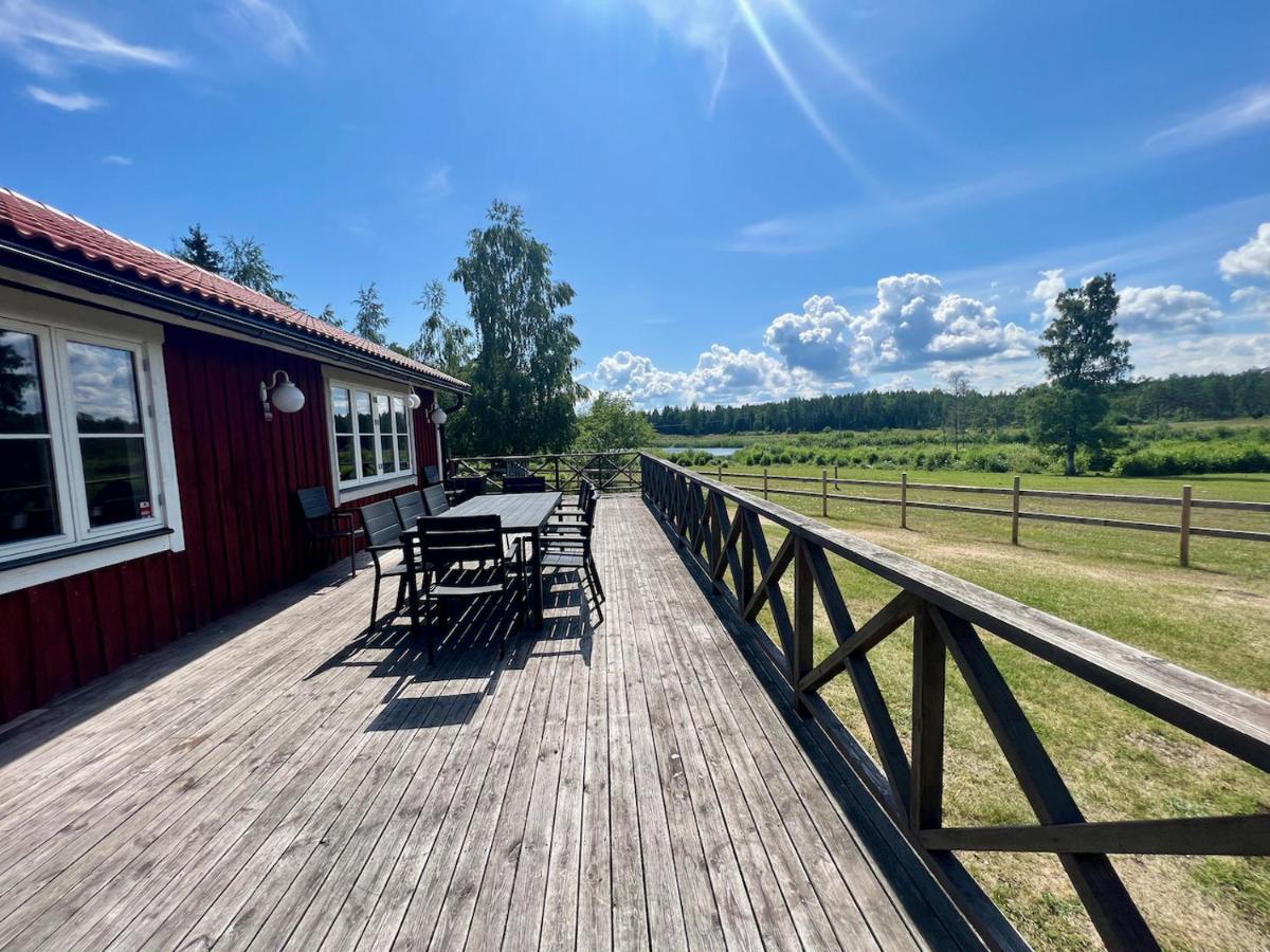 Idylliskt Hus Med Sjoeutsikt. Villa Osthammar Luaran gambar
