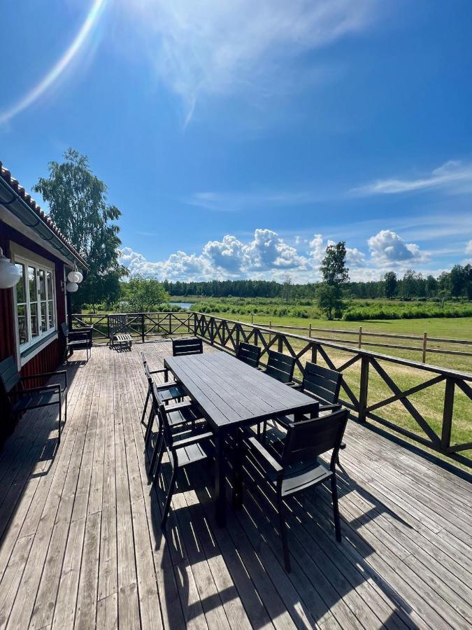 Idylliskt Hus Med Sjoeutsikt. Villa Osthammar Luaran gambar