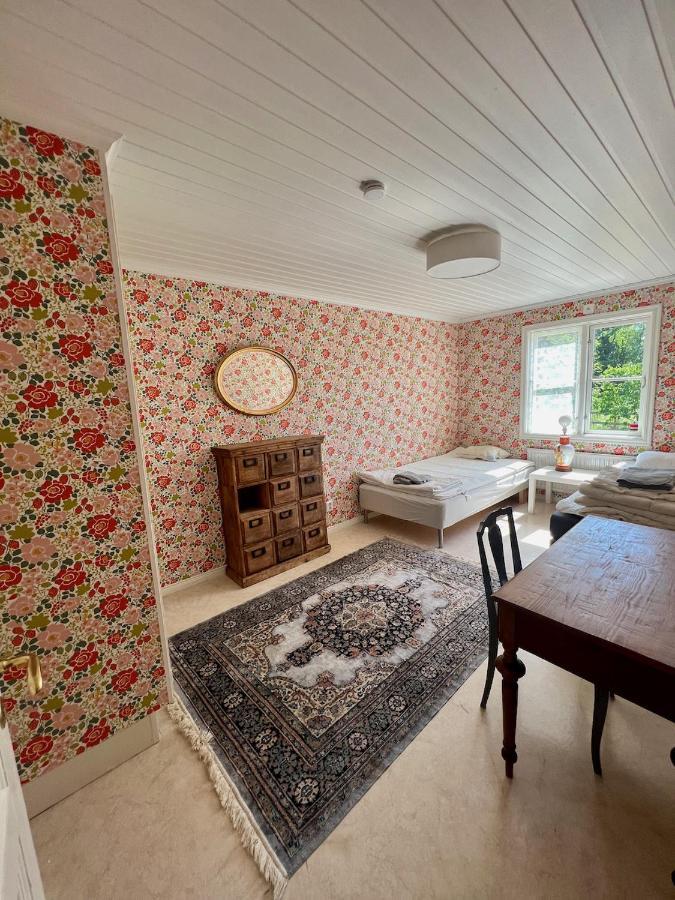 Idylliskt Hus Med Sjoeutsikt. Villa Osthammar Luaran gambar