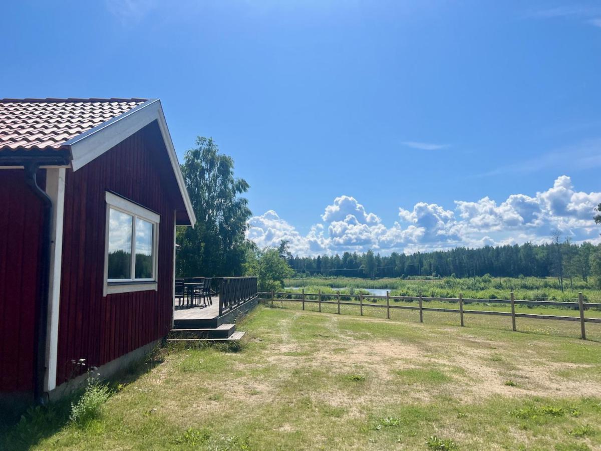 Idylliskt Hus Med Sjoeutsikt. Villa Osthammar Luaran gambar