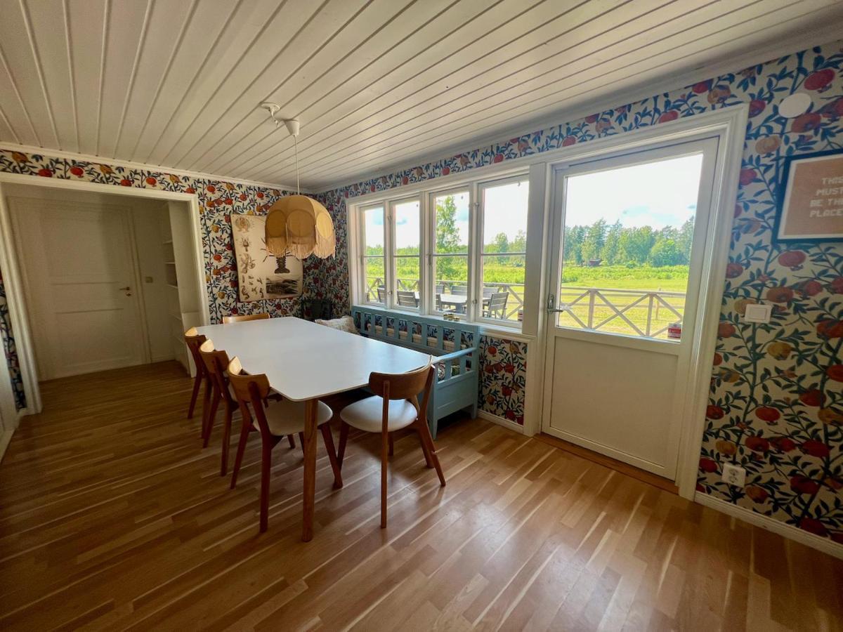 Idylliskt Hus Med Sjoeutsikt. Villa Osthammar Luaran gambar