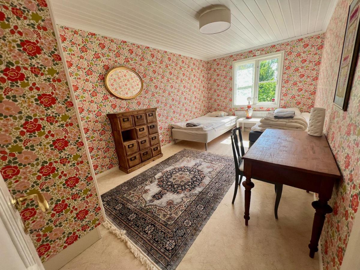 Idylliskt Hus Med Sjoeutsikt. Villa Osthammar Luaran gambar
